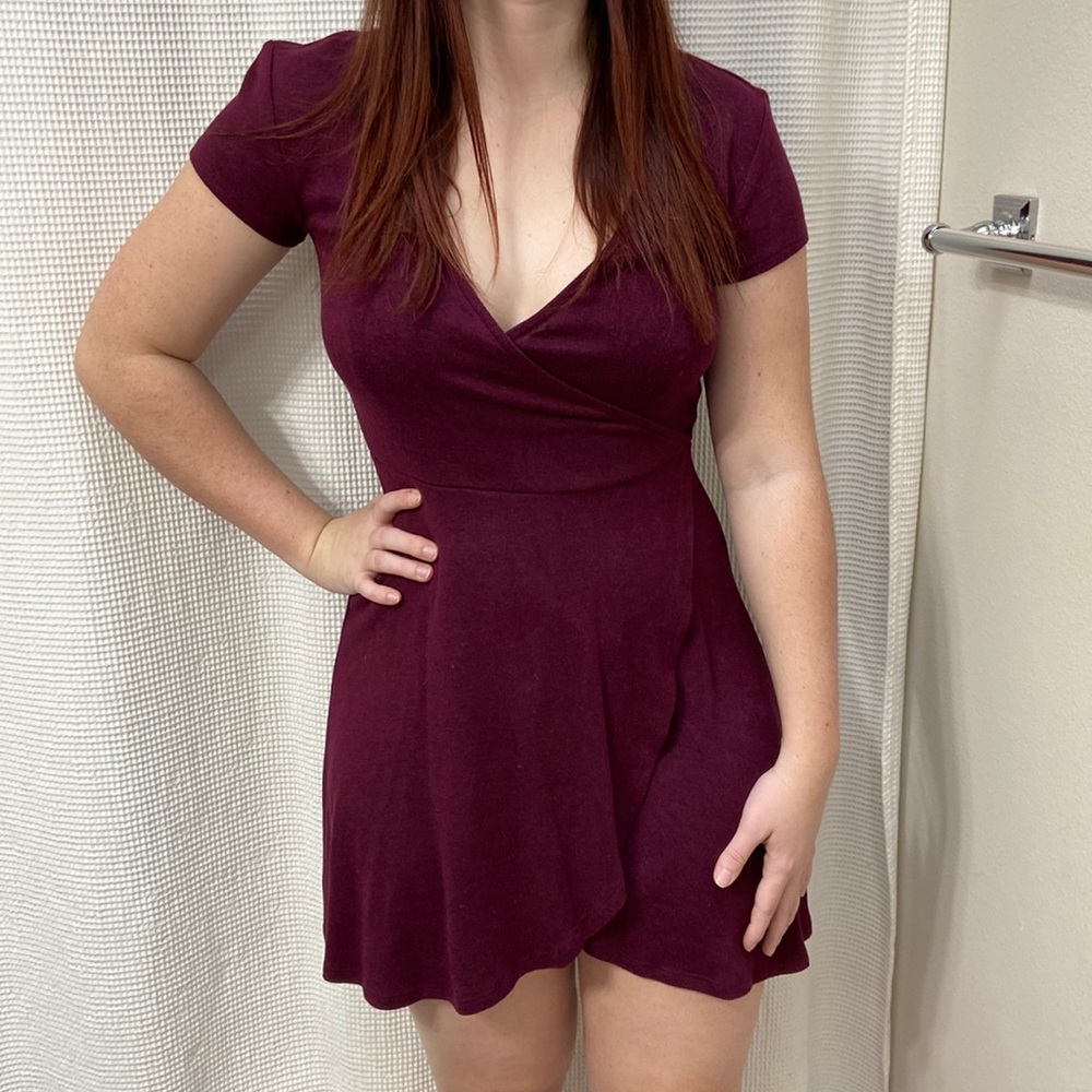 Women’s Arizona Jean Co burgundy/wine colored soft v-neck faux wrap dress. Sz S